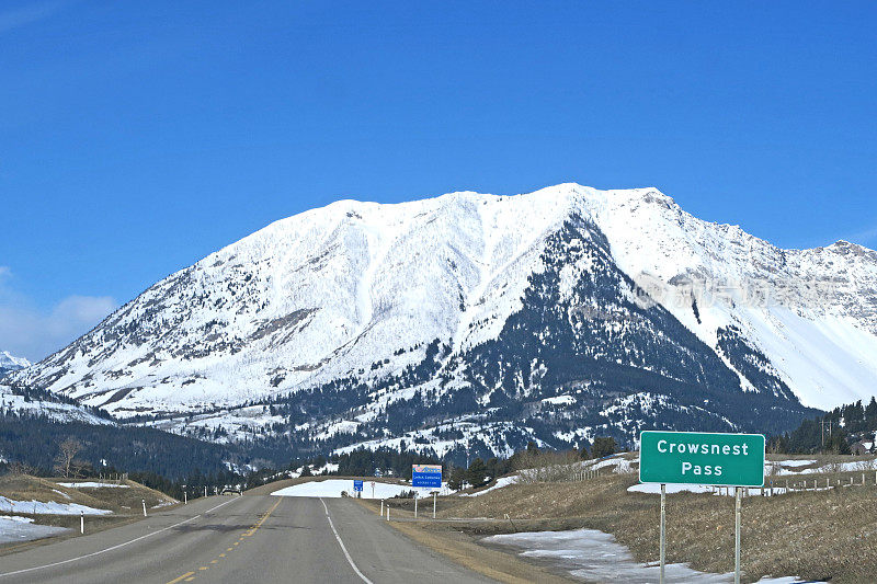 3月的亚伯达Crowsnest Pass横贯加拿大高速公路